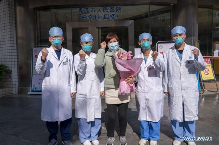 Una paciente curada (c) posa para una fotografía grupal con trabajadores médicos frente a un hospital en Qingyuan, provincia de Guangdong, en el sur de China, el 30 de enero de 2020. La paciente, que fue la primera diagnosticada con naumonía por el nuevo coronavirus (2019-nCoV) en Qingyuan, se recuperó y fue dada de alta del hospital el jueves. (Xinhua/Li Sijing)