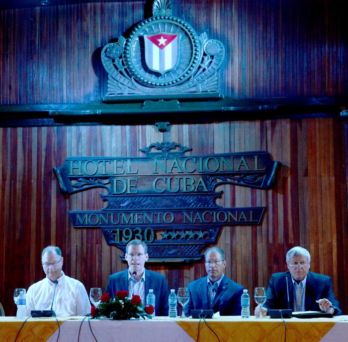 Declaraciones de Sendor y Agricultores de Michigan en Cuba. Sobre las relaciones actuales y futuras. de izquierda a derecha- Gary Mcdowell director. Chuck Lippstreu.presidente-Dan Lauwers-Senador-James E.Byrum.