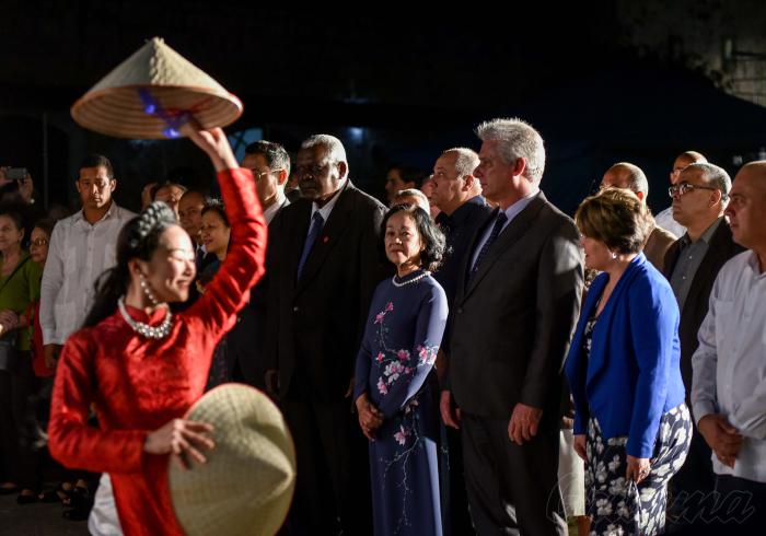 Una muestra de danza vietnamita precedió la entrada de los invitados al Pabellón de Honor de Vietnam. 