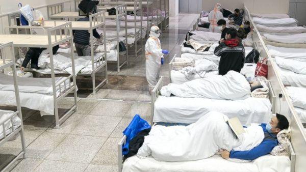 Pacientes infectados con el nuevo coronavirus en un hospital provisional habilitado a partir de un centro de exposiciones, en Wuhan.