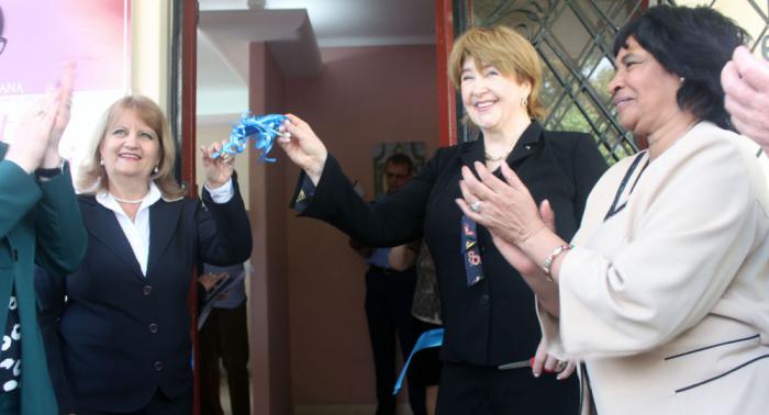 La viceministra de Educación Superior de Cuba, Miriam Alpizar, y la viceministra de Ciencia y Educación Superior de Rusia, Marina Borovskaya, cortan la cinta inaugural de la Facultad Preparatoria de idioma ruso en La habana