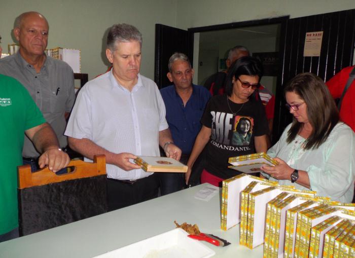 En el centro de procesamiento de capas, el viceprimer ministro, Alejandro Gil, comprobó la calidad de sus producciones. 