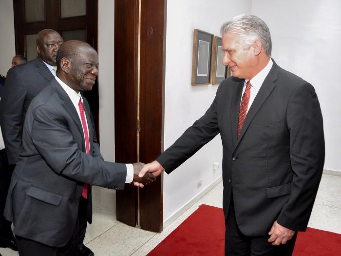 En un ambiente de cordialidad, ambas partes dialogaron sobre las históricas relaciones de amistad entre los pueblos de Cuba y Uganda. 