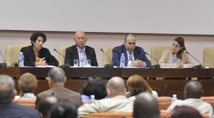la ministra cubana de Educación, Ena Elsa Velázquez Cobiella, destacó, de acuerdo con PL, que los preceptos y aspiraciones de la enseñanza en el país están reflejados en el Plan Nacional de Desarrollo Económico y Social hasta 2030 y en la Constitución.