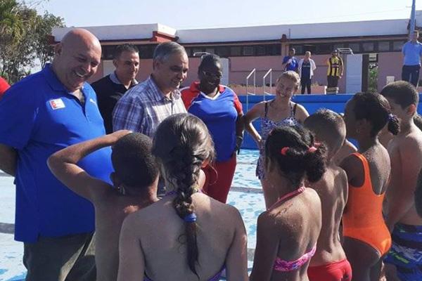 El Presidente del Inder dialogó con niños que practican en el programa Aprendiendo a nadar. 