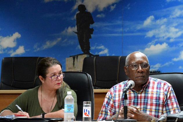 Salvador Valdés Mesa (D), vicepresidente de la República de Cuba, acompañado de Yudi Rodríguez Hernández (I), miembro del Comité Central del Partido Comunista de Cuba y primera secretaria de la organización política en Villa Clara, presiden el chequeo de programas en la agricultura, en la ciudad de Santa Clara, Cuba, el 14 de febrero de 2020.  ACN FOTO/Arelys María ECHEVARRÍA RODRÍGUEZ/ogm