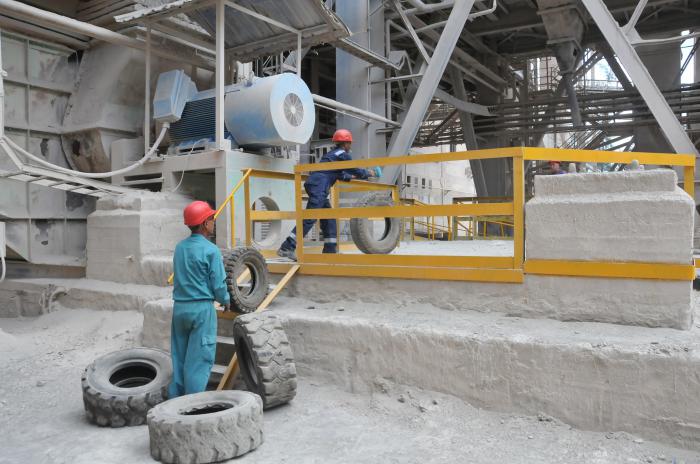 La empresa Cementos Cienfuegos S.A. es abanderada en Cuba en la quema de neumáticos fuera de uso, práctica que contribuye a sustituir importaciones, al requerir menos carburantes. 
