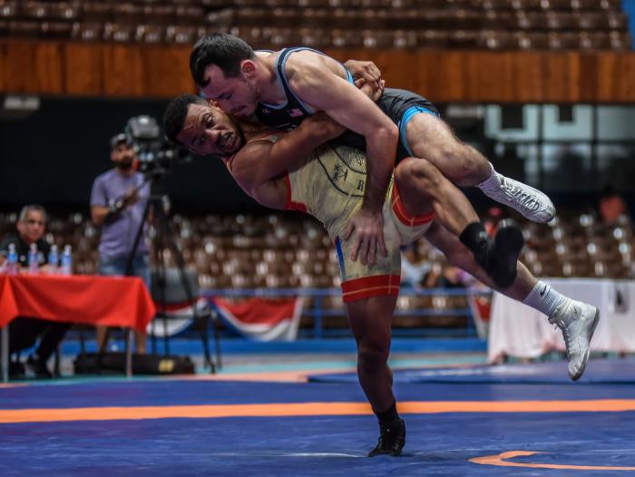 52 Torneo Internacional Cerro Pelado-Granma de Lucha Libre, Final 65 Kg, de rojo Alejandro Valdés (Cuba) y de azul Evan Henderson (USA), en la Ciudad Deportiva