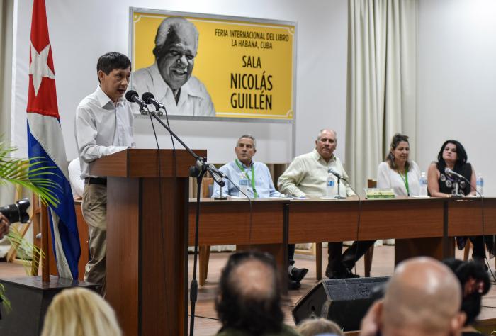 Clausura de la 29 Feria Internacional del Libro de La Habana; preside Alpidio Alonso; ministro de cultura; Juan Rodríguez Cabrera; presidente del Instituto Cubano del Libro; Tram Anh Dung (podio); consejero cultural de la embajada de Vietnam en Cuba; en la Sala Nicolás Guillen de la Fortaleza de San Carlos de la Cabaña