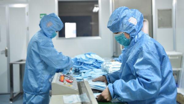 Empresa de mascarillas, en Dingzhou, provincia de Hebei, en el norte de China. | Foto: Xinhua