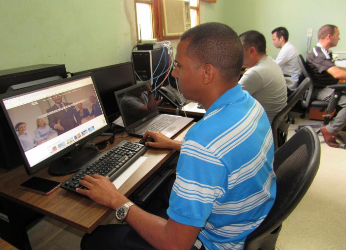 Con productos atractivos y funcionales, el colectivo de Xetid en Holguín responde a las necesidades del Programa de Informatización de la Sociedad. foto del autor