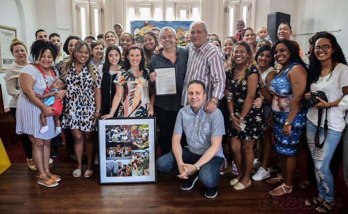 Reconocimiento del General de Ejercito Raúl Castro y Miguel Díaz Canel, presidente de la Republica de Cuba a la Colmenita por sus 30 años, entrega los reconocimientos Alpidio Alonso, ministro de cultura a Carlos Alberto Cremata, director de la Colmenita, Sede de la Colmenita en 13 y G