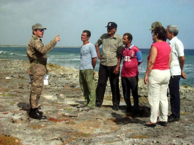 Destacamento Mirando al Mar. Yoel asigna las misiones a una parte del Destacamento. (Mirando1)
Foto: Ernesto Peña Leyva
Publicada: 16/06/2004
Guaf0016