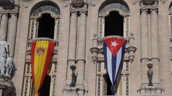 Banderas de España y Cuba en los balcones del Gran Teatro de La Habana, Alicia Alonso. 