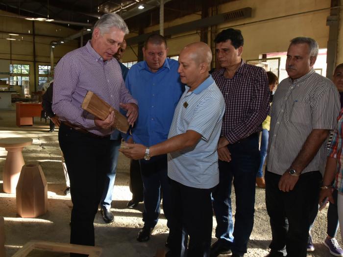 «No hay nada que lacere y atrase más que la mentalidad importadora, porque genera dependencia, acomodamiento y así no hay desarrollo», aseguró el Presidente Miguel Díaz-Canel Bermúdez. foto: estudios revolución