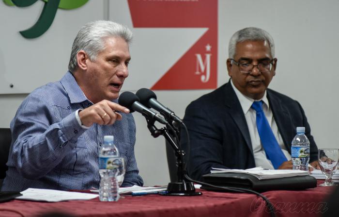 El Presidente Miguel Díaz-Canel Bermúdez dijo que como servidores públicos se debe ayudar a las personas, explicarles, facilitarles las gestiones y ponerse en el lugar del aquejado. Foto: Ariel Cecilio Lemus