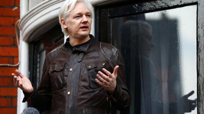 Julian Assange, fundador de Wikileaks, en la embajada de Ecuador en Londres (archivo).