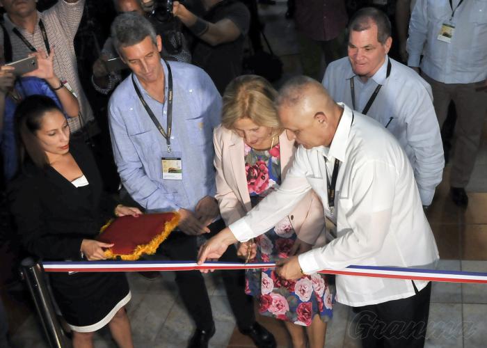 XXII Festival del Habano 2020, inauguracion de la Feria del Habano por Ana Teresita Gonzalez Viceministra de Comercio Exterior, acopañada por los Co Presidente de Habanos , S.A. Luis Sanchez Harguindey a la izquierda y Inocente Nuñez a la derecha.