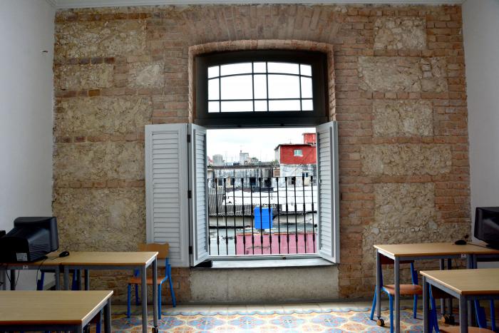 Escuela primaria Rafael María de Mendive, antiguo colegio San Pablo, lugar donde estudió José Martí en el paseo del Prado en La Habana. Aula de computación, pared original del antiguo colegio.