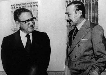 El exsecretario de Estado de Estados Unidos Henry Kissinger y el dictador argentino Jorge Rafael Videla, responsables de la muerte de miles de personas. 