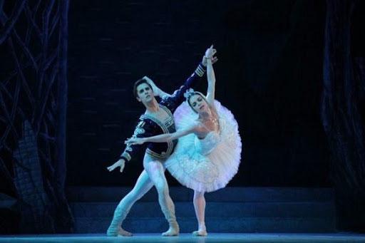 Los primeros bailarines del Ballet Nacional de Cuba, Viengsay Valdés y Dani Hernández.