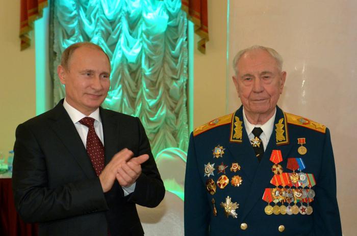Por su extraordinaria hoja de servicios, el presidente ruso Vladimir Putin reconoció a Yázov 
con altas distinciones estatales. Foto: Sputnik