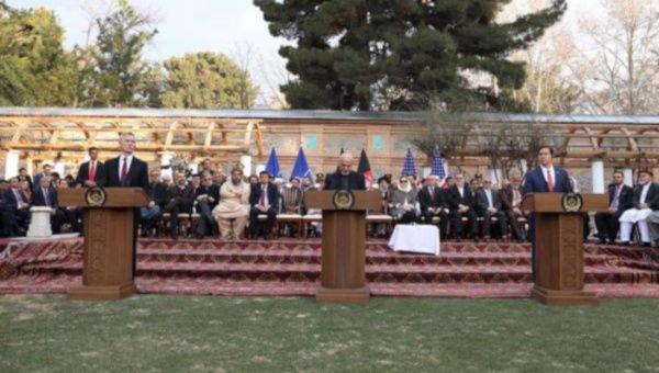 El presidente de Afganistán, Ashraf Ghani (en el centro), el secretario de Defensa de EE.UU. Mark Esper (derecha) y el secretario geneal de la OTAN, Jens Stoltenberg (izquierda) en rueda de prensa.