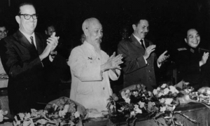 En el encuentro de Ho Chi Minh con Raúl en octubre de 1966, el Tío Ho le expresó su agradecimiento por la ayuda de Cuba y de Fidel, y le comentó que «entre Cuba y Vietnam hay tanta distancia que cuando uno duerme el otro está despierto (…), hay que decir que el Sol nunca se pone para la bandera de la Revolución». Foto: Archivo de Granma