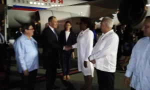 Serguéi Lavrov, a su llegada, fue recibido en el aeropuerto por su homólogo cuba