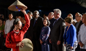 Una muestra de danza vietnamita precedió la entrada de los invitados al Pabellón de Honor de Vietnam. 
