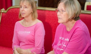Las pacifistas Medea Benjamin (izquierda) y Ann Weight