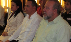 Manuel Marrero, Primer Ministro de la República de Cuba, junto al Gobernador y l