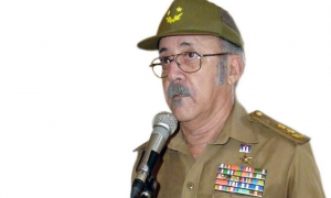 Efigenio Ameijeiras, al centro