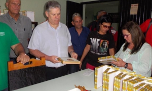 En el centro de procesamiento de capas, el viceprimer ministro, Alejandro Gil, c