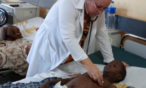 Doctora Ángela Caridad Otero Mustelier en la consulta pediátrica en Gambia. 