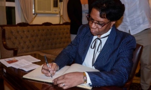 Firman libro de condolencias por deceso de Marcelino Dos Santos