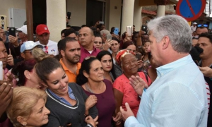 El Presidente sostuvo el siempre provechoso contacto con el pueblo. 