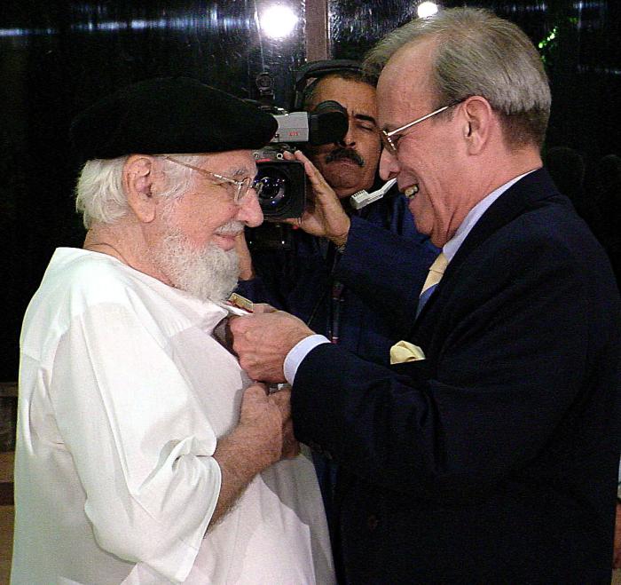 El destacado intelectual Ricardo Alarcón de Quesada coloca la Orden José Martí a Ernesto Cardenal. 