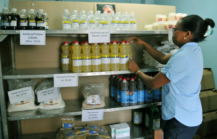Una gran variedad de líneas de interés para la población es comercializada en la red de puntos de la entidad en Cienfuegos.