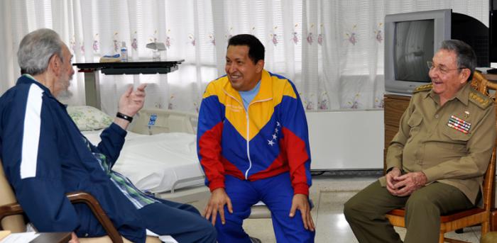 Fidel y Raúl estuvieron siempre muy pendientes de la salud de Chávez. 