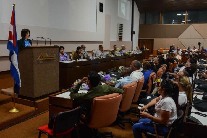 Otorga ANSOC a Raúl y a Díaz-Canel Distinción Manos de Cristal