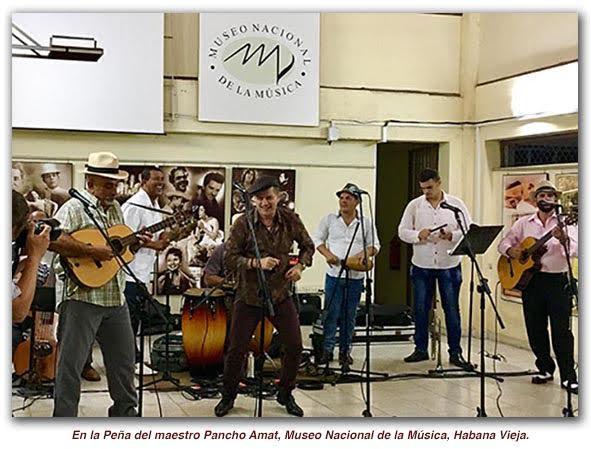 Santiago Auserón cantando junto a Pancho Amat y su grupo en el Museo de la Música en La Habana. 