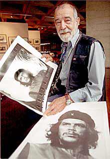 Korda con la foto màs conocida del Che, la cual fue tomada por su lente hace 60 años