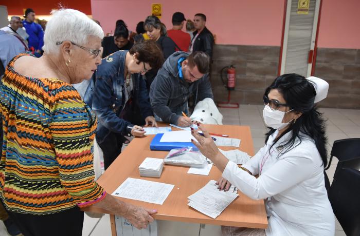 La vigilancia epidemiológica en frontera va desde el seguimiento clínico a la firma de una declaración jurada, y seguirá en el área de salud.
