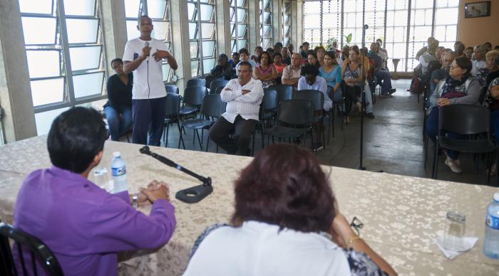 Audiencia sanitaria en el periódico Granma con los trabajadores del periódico.