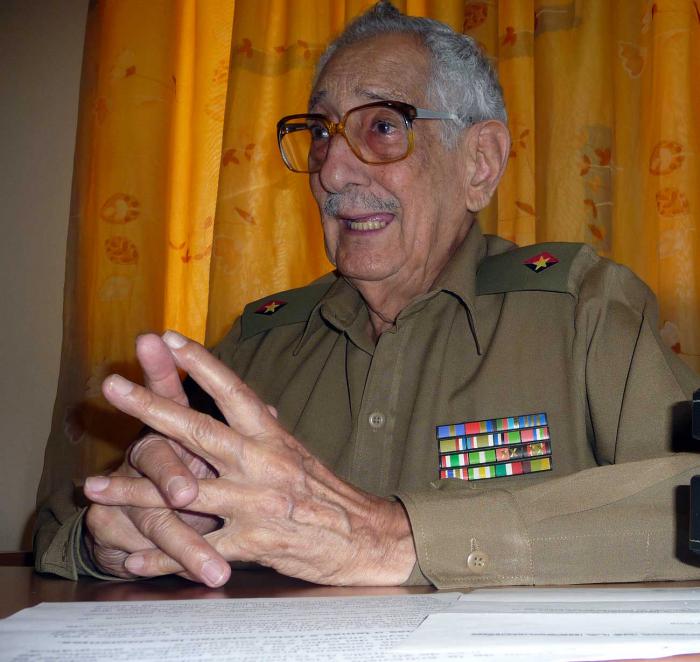«Soy yo quien debe estar agradecido», asegura el Comandante Julio Camacho Aquilera.