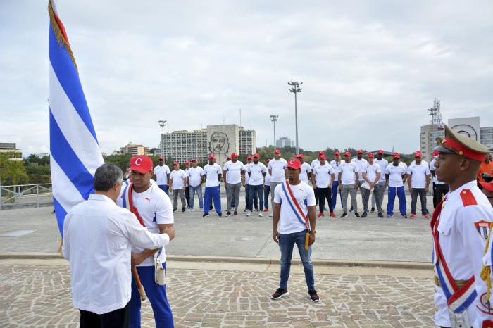 Abanderan equipo de béisbol nacional que ira al preolímpico de Arizona. Osvaldo Bento presidente del Inder, Freddy Cepeda capital del equipo