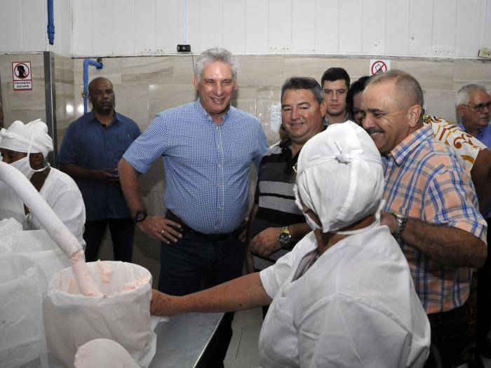 Tenemos que pensar en la inocuidad de los alimentos, pero también en la modernizacion de la industria; hay que crear mejores estrategias para producir, expresó Miguel Díaz-Canel. 