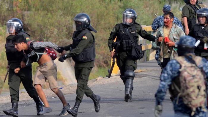 El Movimiento al Socialismo (mas) criticó la gestión de la presidenta del gobierno de facto, Jeanine Áñez, quien ha ordenado la compra de agentes químicos para reprimir a los manifestantes. Foto: Telesur