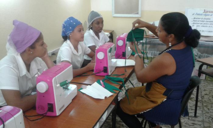Aprendizaje y aporte a una batalla crucial se combinan en el aula especializada de confecciones textiles del Centro Politécnico Asdrúbal López, de Guantánamo. Foto: Antonio Marrero